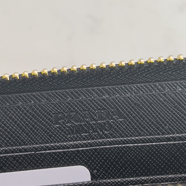 プラダ財布コピー着用イメージ